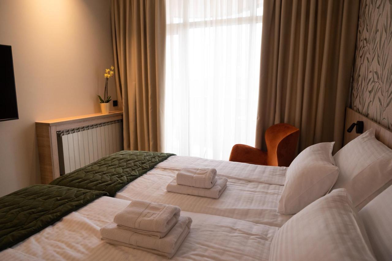 Hotel Gracian スレムスカ・ミトロヴィツァ エクステリア 写真